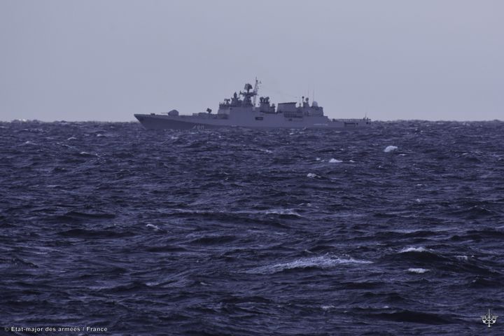 The Russian frigate Admiral Essen, in surveillance of Auvergne, throughout the French mission in the Black Sea.  (STATE OF THE ARMIES)