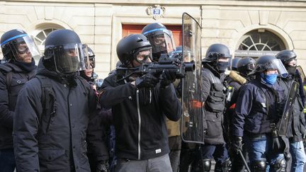 La police fait usage de la force avec les balles de défenses LBD, le 9 février 2019 à Paris, lors d'une manifestation des "gilets jaunes". (VALENTINE ZELER / HANS LUCAS / AFP)