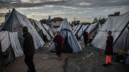 Un camp de réfugiés palestiniens à Rafah, le 15 février 2024. (ABED ZAGOUT / ANADOLU / AFP)