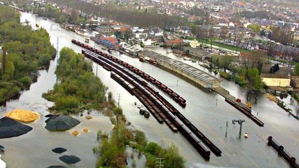 La commune d'Abeville inondée par la Somme en avril 2001. (DENIS CHARLET / AFP)