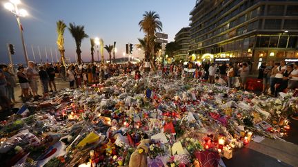 Des milliers de fleurs et de bougies déposées en hommage aux&nbsp;victimes de l'attentat du 14-juillet à Nice, le 18 juillet.&nbsp; (VALERY HACHE / AFP)