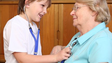 Une grand-mère et son petit-fils (photo d'illustration). (PHILIPPE TURPIN / MAXPPP)