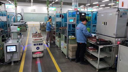 Des ouvriers au travail dans une usine de Suzhou (Chine), en février 2023. (SEBASTIEN BERRIOT / RADIO FRANCE)