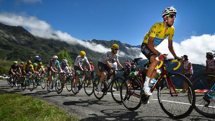 Fabio Aru, de l'équipe Astana, avec son maillot jaune, lors de la 13e étape du Tour de France 2017, en Ariège entre Saint-Girons et Foix, le 14 juillet 2017. (DAVID STOCKMAN / BELGA MAG / AFP)