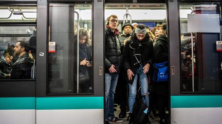 Les usagers du métro à Paris, le 10 janvier 2020. (MARTIN BUREAU / AFP)