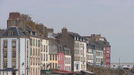 Selon un sondage Ipsos, 42% des électeurs de Jean-Luc Mélenchon se seraient reportés sur Emmanuel Macron dimanche 24 avril, pour le second tour de l'élection présidentielle, et 17% sur Marine Le Pen. Reportage à Douarnenez, en Bretagne.&nbsp; (France 3)