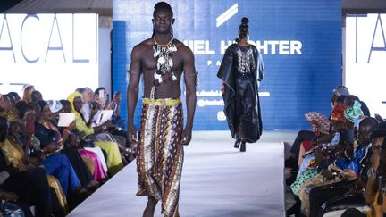 Défilé au Mali à Bamako, le 20 octobre 2018, avec&nbsp;une collection dessinée par Borthini, Tamacali et Tetou Gologo lors du défilé Daniel Hechter "We Wax the World".&nbsp; (MICHELE CATTANI / AFP)