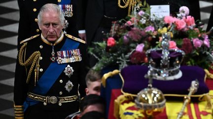 Le roi Charles III derrière le cercueil d'Elizabeth II dans l'abbaye de Westminster, à Londres, le 19 septembre 2022. (BEN STANSALL / AFP)