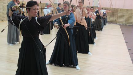 Au centre sportif universitaire Jean Sarrailh, &agrave; Paris, le 17 juillet 2014.&nbsp;Dans le kyudo, chaque mouvement est tr&egrave;s codifi&eacute; et demande une concentration extr&ecirc;me. Pour ne pas &ecirc;tre g&ecirc;n&eacute;s au moment du tir, les hommes d&eacute;v&ecirc;tent une &eacute;paule, et les femmes attachent leurs manches avec une corde.&nbsp; (JEROMINE SANTO-GAMMAIRE / FRANCETV INFO)