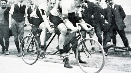 La course en tandem de 2 000 m&egrave;tres a &eacute;t&eacute; remport&eacute;e par les Fran&ccedil;ais Maurice Schilles et Andr&eacute; Auffray. (POPPERFOTO / GETTY IMAGES)