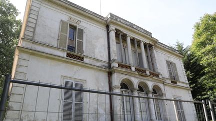 La Villa Viardot de Bougival (Yvelines) est à l'abandon.&nbsp;Le bâtiment fut la demeure&nbsp;Pauline Viardot, qui y donnait des réceptions courues par de nombreux artistes du XIXème siècle, comme George Sand, Victor Hugo, ou Flaubert. La restauration du lieu, aujourd'hui fermé au public, nécessite trois millions d'euros. La villa pourrait accueillir un centre&nbsp;de musique européen. (GUILLAUME GEORGES / MAXPPP)