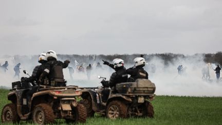 Des affrontements ont éclaté entre manifestants et forces de l'ordre lors de la mobilisation du 25 mars 2023 contre les "méga-bassines", à Sainte-Soline (Deux-Sèvres). (THIBAUD MORITZ / AFP)