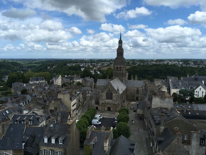 Du haut de la tour de l'Horloge, à Dinan. (INGRID POHU / RADIO FRANCE)