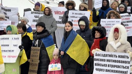 Une mère et sa famille manifestent pour demander la démobilisation dess soldats ukrainiens partis au front. (MAURINE MERCIER / FRANCEINFO)