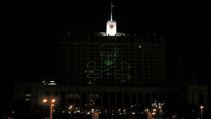 Le 7 novembre 2008, le collectif artistique projette des lasers pour former une tête de pirate sur le bâtiment du Parlement russe (Maison Blanche).

Les membres ont ensuite escaladé la porte et pénétré à l’intérieur du bâtiment. Cette performance, célébrant le 120e anniversaire du leader anarchiste Nestor Makhno, voulait signifier que l’anarchie dénonce les politiques xénophobes et génocidaires. (Voïna (photo extraite d’une vidéo) )