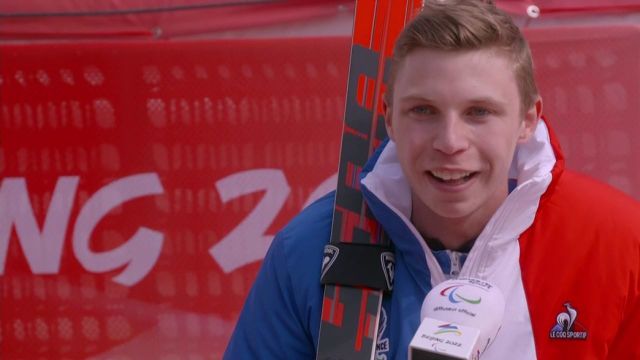 Arrivé en première position dans l'épreuve du slalom en ski alpin, Arthur Bauchet décroche sa troisième médiale d'or de ces Jeux paralympiques de Pékin. Pour l'obtenir, le Français s'est surpassé mentalement, mais aussi physiquement en luttant contre sa maladie. A 21 ans, Arthur Bauchet a encore de nombreuses années devant lui pour écrire son histoire.