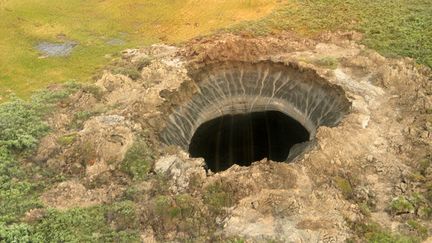 Un cratère formé par une explosion du&nbsp;permafrost dans la provincé régionale du Salekhard, en Russie, en 2014. (AFP)