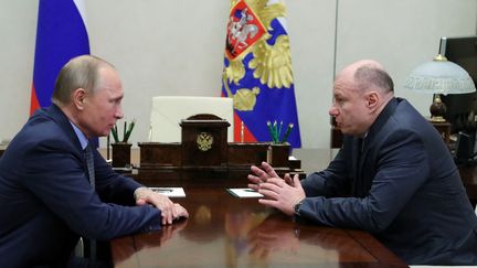 Le président russe Vladimir Poutine rencontrant le magnat des métaux Vladimir Potanine à la résidence d'État de Novo-Ogaryovo (oblast de Moscou), le 4 décembre 2017. (MIKHAIL KLIMENTYEV / SPUTNIK / AFP)