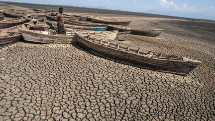 Un jeune homme près&nbsp;du lac Chilwa, le deuxième plus grand du Malawi, le 19 octobre 2018. Le lac connaît des sécheresses fréquentes.&nbsp; (AMOS GUMULIRA / AFP)