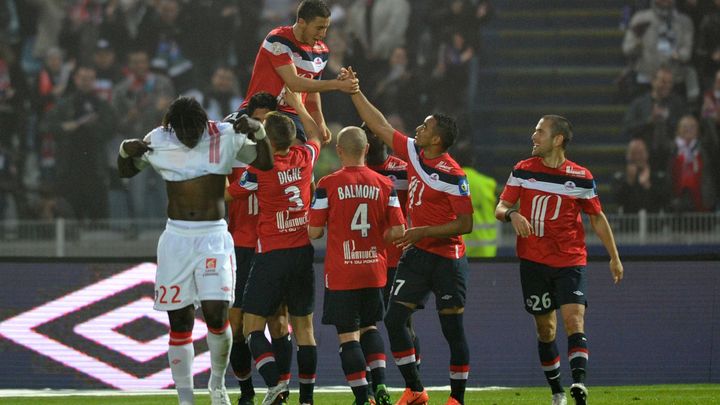 Le joueur de Lille, Eden Hazard, port&eacute; en triomphe par ses &eacute;quipiers, le 20 mai 2012 contre Nancy. ( / MAXPPP)