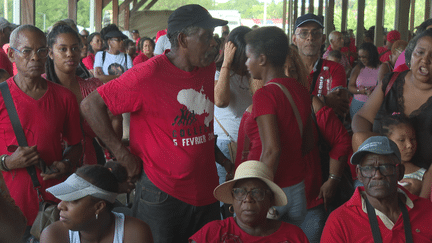 Le rassemblement à l'appel du RPPRAC au marché du Stade de Dillon. (Martinique la 1ère)