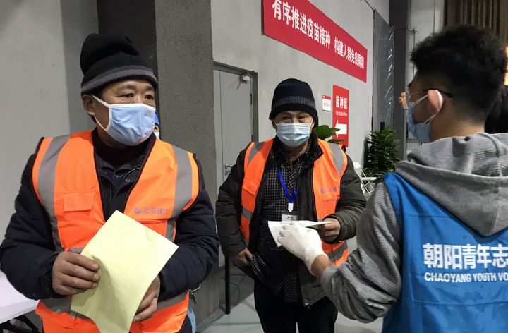 Les patients se dirigent vers les box de vaccination anti-Covid-19, dans un musée transformé en centre médical, dans le district de Chaoyang à Pékin, le plus peuplé de la capitale. (DOMINIQUE ANDRÉ / RADIOFRANCE)