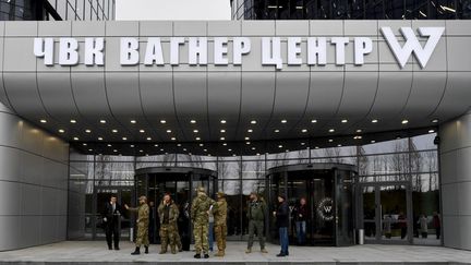 L'entrée du quartier général du groupe&nbsp;militaire privé Wagner, associé à l'homme d'affaire Evguéni Prigojine, à Saint-Pétersbourg (Russie), le 4 novembre 2022.&nbsp; (OLGA MALTSEVA / AFP)