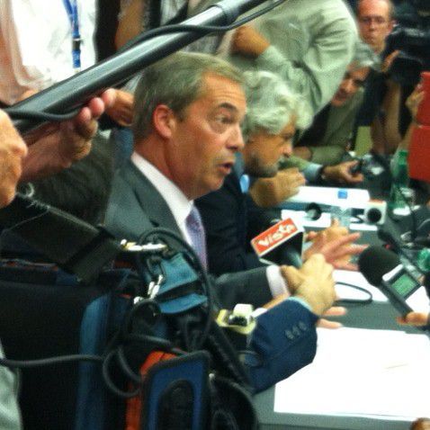 1ère conférence de presse de Nigel Farage UKIP et Beppe Grillo 5 étoiles au Parl