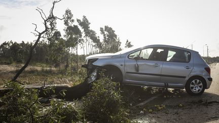 Une voiture endommagée par la tempête Leslie, le 14&nbsp;octobre&nbsp;2018 à&nbsp;Figueira da Foz&nbsp;(Portugal). (CARLOS COSTA / AFP)