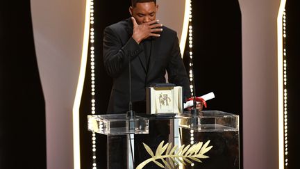 Will Smith a fait son show au moment de décerner le prix spécial 70e anniversaire du festival, remis à Nicole Kidman, absente. Il a fait semblant de pleurer de joie à la place de l'actrice, avant d'introduire une vidéo de remerciement qu'elle avait préparée. 
 (Alberto Pizzoli / AFP)