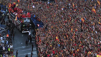 La foule a envahi la Plaza de Cibeles pour f&eacute;liciter l'&eacute;quipe espagnole de football apr&egrave;s sa victoire &agrave; l'Euro 2012, Madrid (Espagne), le 2 juillet 2012. (JAVIER SORIANO / AFP)