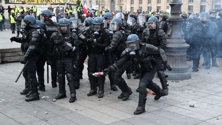 Des membres des forces de l'ordre, lors d'une manifestation des "gilets jaunes" à Paris, le 2 février 2019. (ZAKARIA ABDELKAFI / AFP)