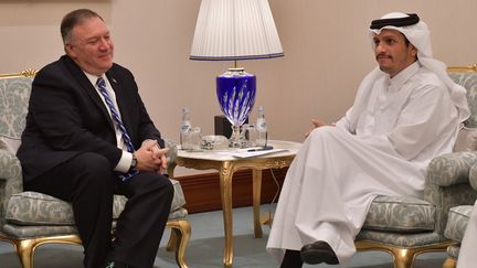 Mike Pompeo, le chef de la diplomatie américaine, aux côtés de Mohammed Ben Abderrahmane Al-Thani, son homologue du Qatar, à Doha (Qatar), le 29 février 2020. (GIUSEPPE CACACE / AFP)