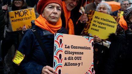 Une manifestante devant l'Assemblée nationale pour demander l'examen d'une loi sur la fin de vie qui ouvre le droit à l'assistance au suicide, le 23 janvier 2024. (NICOLAS LIPONNE / MAXPPP)