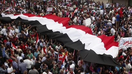 Des centaines de manifestants anti-Morsi dans une rue d'Alexandrie en Egypte, le 30 juin 2013. (ASMAA WAGUIH / REUTERS)