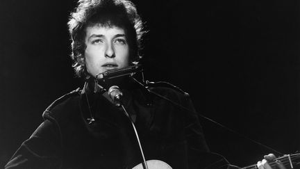 Le chanteur américain Bob Dylan à Londres en 1965. (VAL WILMER / REDFERNS / GETTY IMAGES)