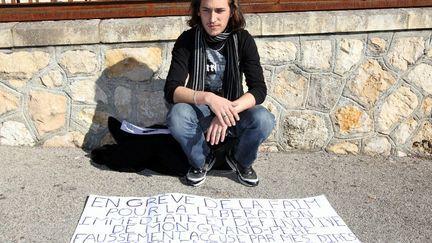 Gabriel Iacono avait commenc&eacute; sa gr&egrave;ve de la faim, jeudi, &agrave; Grasse dans les Alpes-Maritimes. (VALERY HACHE / AFP)