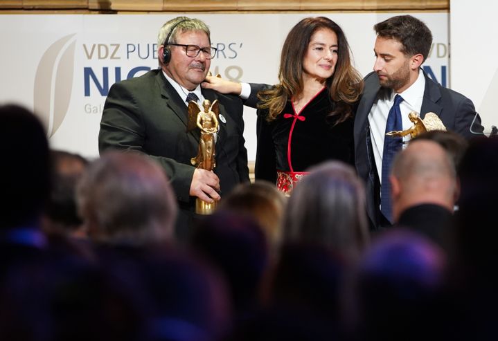 Mathew Caruana Galizia (à droite) et sa tante, Corinne Vella avec le père du journaliste slovaque assassiné Jàn Kuciak, lors de la remise d’un prix, à Berlin, en novembre 2018. (J?RG CARSTENSEN / DPA)