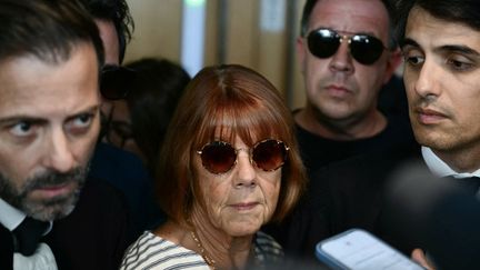 Gisèle Pelicot, entourée par ses avocats, Antoine Camus (à gauche) et Stéphane Babonneau (à droite), au tribunal judiciaire d'Avignon, le 10 septembre 2024. (CHRISTOPHE SIMON / AFP)