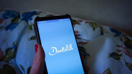 La plateforme de prise de rendez-vous de santé Doctolib, sur le téléphone d'une utilisatrice, le 21 janvier 2022, à Cenne-Monesties (Aude).&nbsp; (JUSTINE BONNERY / HANS LUCAS / AFP)