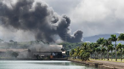 Des commerces ont été incendiés aux portes de Nouméa, le 14 mai 2024, en Nouvelle-Calédonie. (DELPHINE MAYEUR / HANS LUCAS)