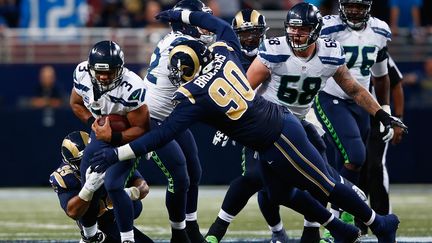 Michael Brockers (N.90) des Rams face à Russell Wilson des Seahawks (JAMIE SQUIRE / GETTY IMAGES NORTH AMERICA)