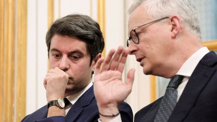 L'ancien Premier ministre Gabriel Attal avec le ministre français de l'Économie Bruno Le Maire lors d'une conférence de presse à Paris, en février 2024. Illustration. (TERESA SUAREZ / POOL)