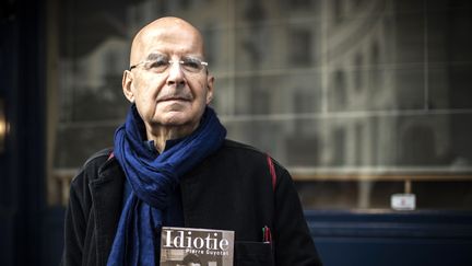 L'écrivain Pierre Guyotat pose avec son livre "Idiotie", lauréat du prix Medicis en 2018, le 6 novembre 2018. (PHILIPPE LOPEZ / AFP)