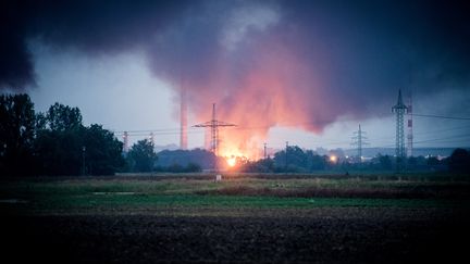 Un incendie s'est déclaré à la suite d'une explosion dans une raffinerie près d'Ingolstadt (Allemagne), le 1er septembre 2018.&nbsp; (SEBASTIAN PIEKNIK / NEWS5 / AFP)