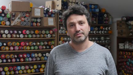 A 43 ans, Christian Guémy est l'un des artistes urbains les plus renommés. Le 10 août 2017 dans son atelier, à Ivry-sur-Seine.
 (Elise Koutnouyan / Culturebox)