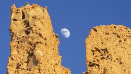 Clair de lune sur les ruines de Shali, dans le centre de l'oasis de Siwa. (CRIS BOURONCLE / AFP)