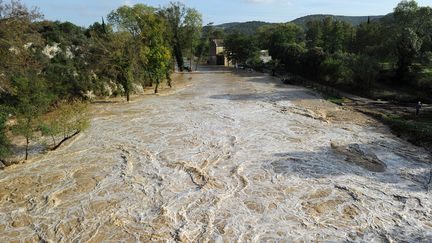 A Collias, dans le Gard, l'Alzon est en crue. (BORIS HORVAT / AFP)