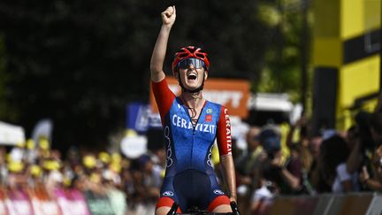 La Française Cedrine Kerbaol, victorieuse de la 6e étape du Tour de France femmes, le 16 août 2024 à Morteau (Doubs). (JULIEN DE ROSA / AFP)