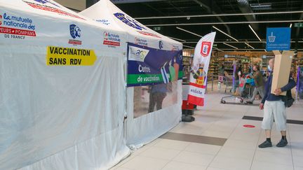 Un centre de vaccination éphémère contre le Covid-19 dans un centre commercial en Ardèche, le 30 juin 2021. (NICOLAS GUYONNET / AFP)